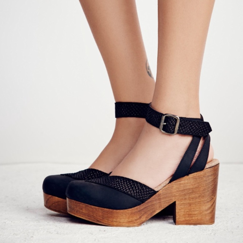 FREE PEOPLE - “Walk The Line” clogs in Black